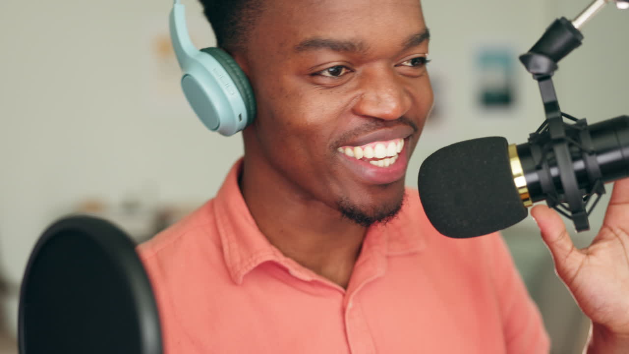 Conduttore radiofonico africano che parla con un microfono