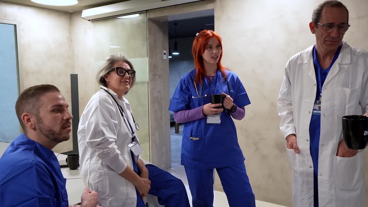 Team sanitario che discute di lavoro durante la pausa caffè