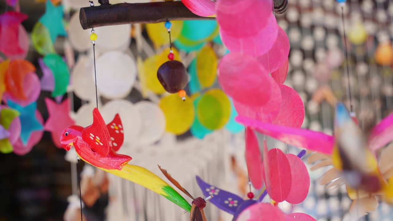 exhibición de campanas de viento coloridas
