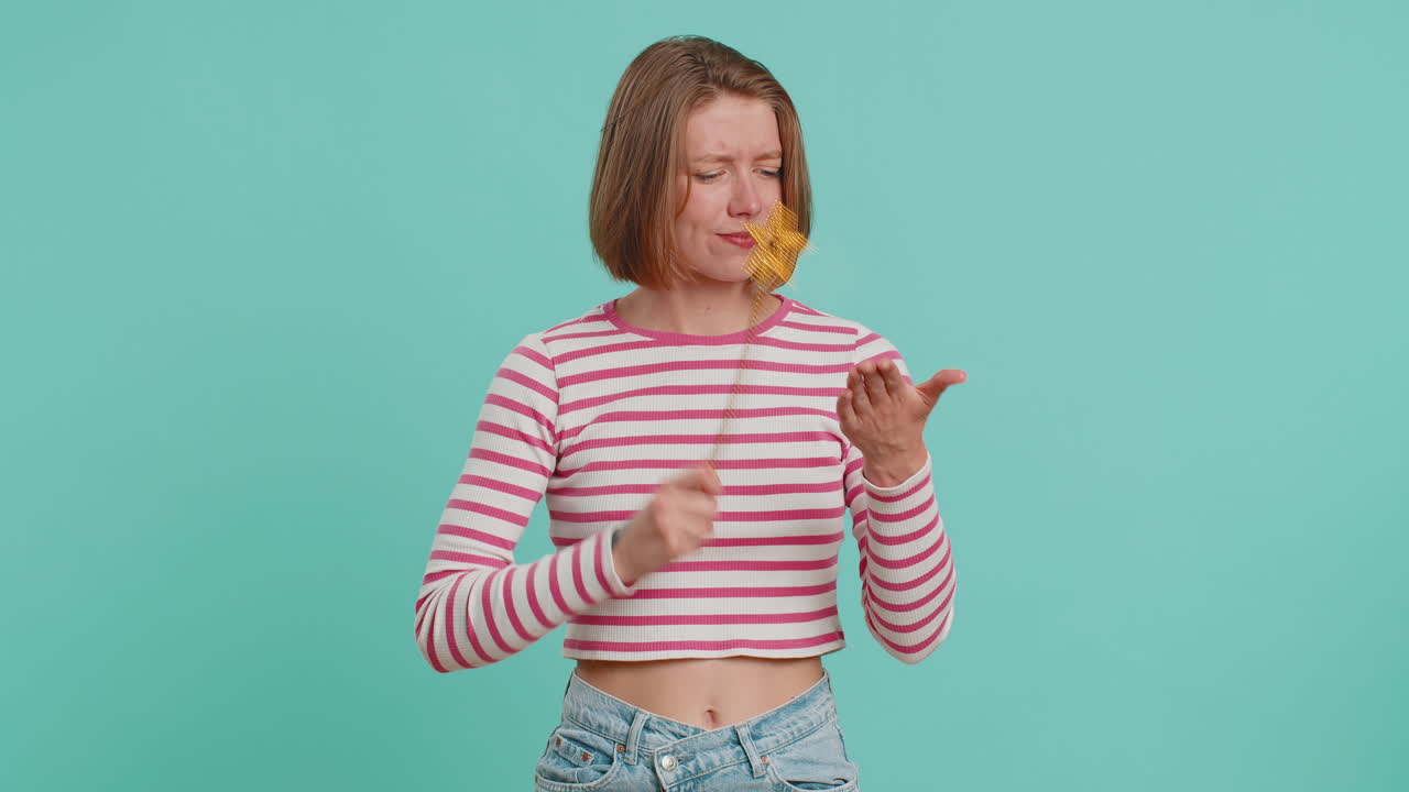 마법사 마법사 여자 마법 지이로 몸짓을 하고 소원을 실현하고 마법사 주문을 던집니다.