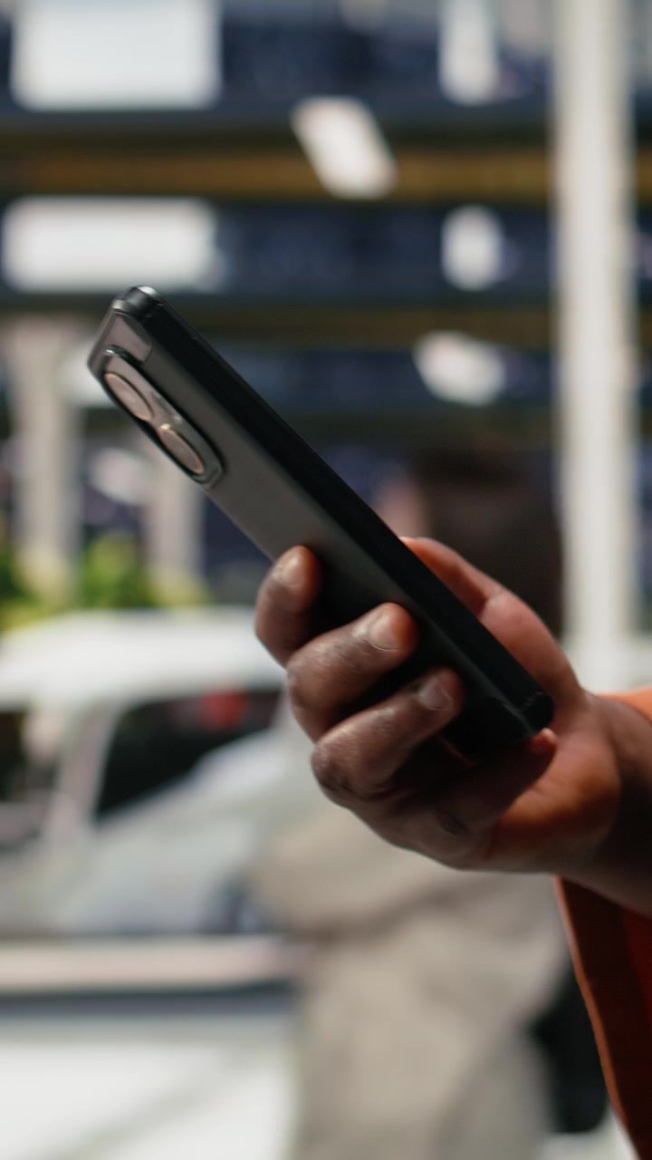Video verticale: Primo piano di uno smartphone usato da un passeggero alla stazione degli autobus per controllare il biglietto