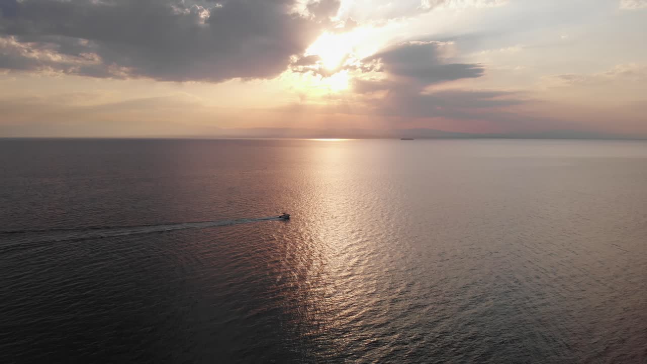 드론 비디오 평온한 바다 황금 시간  ⁇ 시 보트 지나가는 해가 지는 그리스 여름