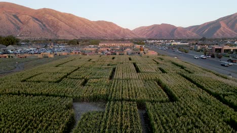 Drone-Volando-Sobre-El-Laberinto-De-Maíz-Con-Montañas-Escénicas-En-El-Fondo-En-Utah,-EE.UU.