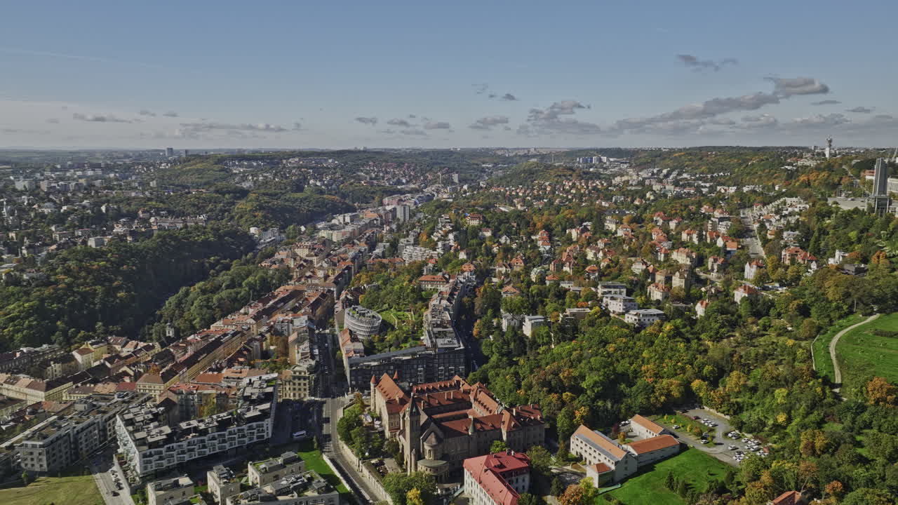 프라하 체코 에어리얼 v46 드론 플라이오버 스미초프 잎이 많은 주거 지역, 페트린 힐은 언덕 꼭대기에 큰 스트라호프 스타디움과 도시 풍경을 특징으로합니다 - mavic 3 영화 - 2022년 11월