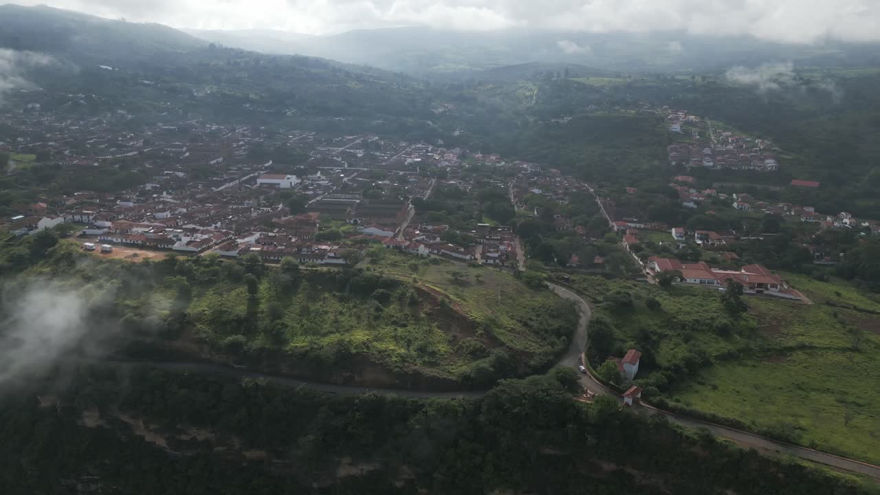 barichara es un pequeño pueblo en las montañas andinas de colombia. un pueblo encantador en un acantilado con nubes.