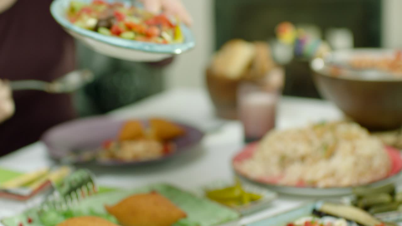 저녁 식사 테이블 에 신선 한 요리 를 제공하는 여자