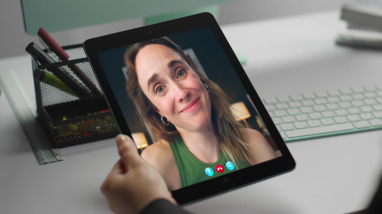 Donna in videochiamata che usa un tablet