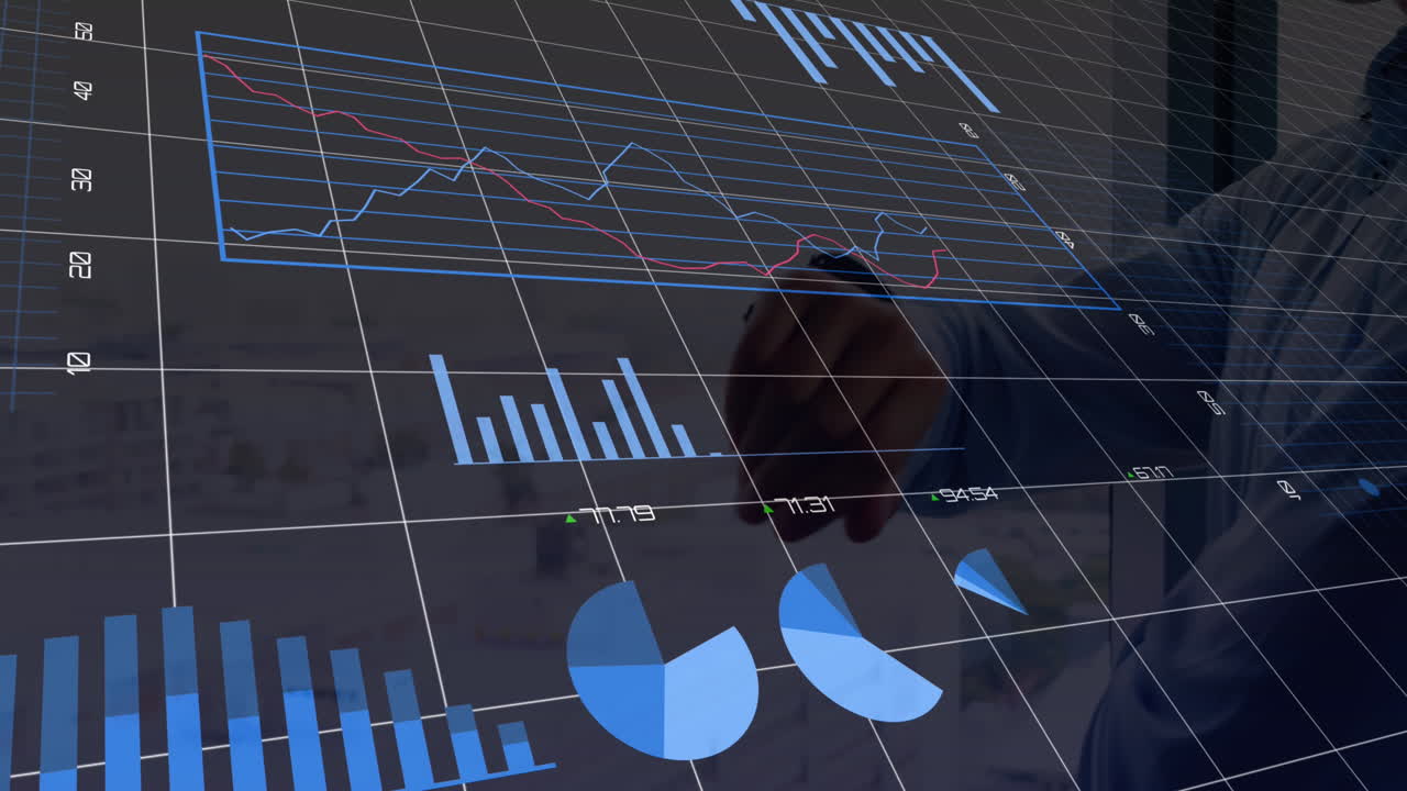 animación de gráficos, círculos de carga, números cambiantes, hombre caucásico mirando un reloj inteligente