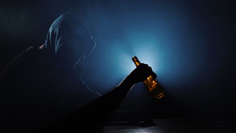 Die-Silhouette-Eines-Alkoholikers-Mit-Einer-Leeren-Flasche-In-Der-Hand