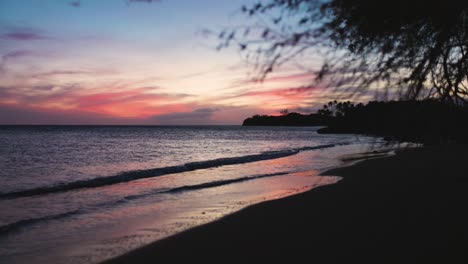 Calmante-Puesta-De-Sol-En-La-Playa-Tropical-En-El-Oeste-De-Maui