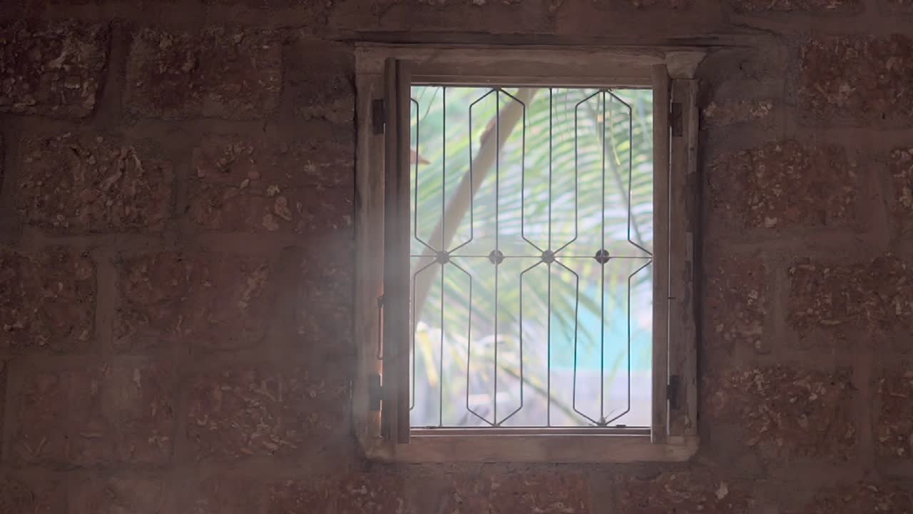 저녁의 빛이 창문으로 들어오고