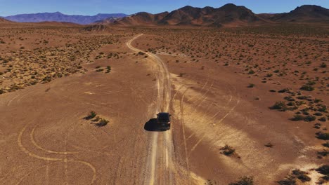 conduciendo un coche moderno en la carretera de tierra del desierto fuera de carretera en nevada cerca de death valley