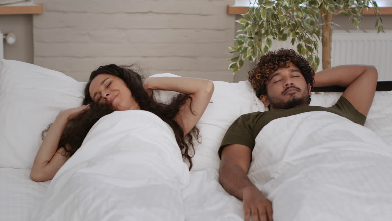 pareja despertando en la cama