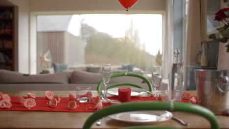 disparo en cámara lenta de la configuración de la mesa para la comida del día de san valentín