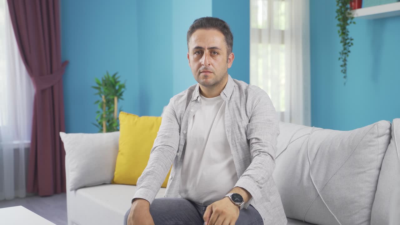 Uomo che fa il segno di stop alla telecamera