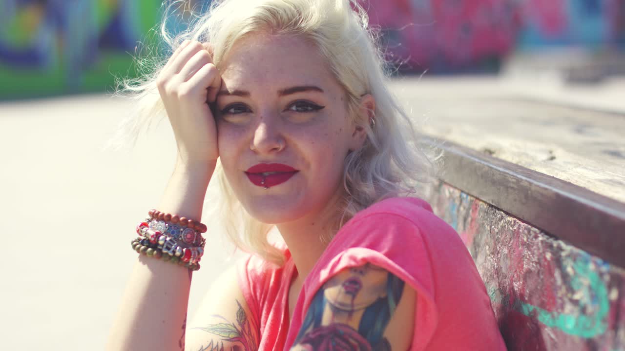 joven atractiva mirando fijamente al sol