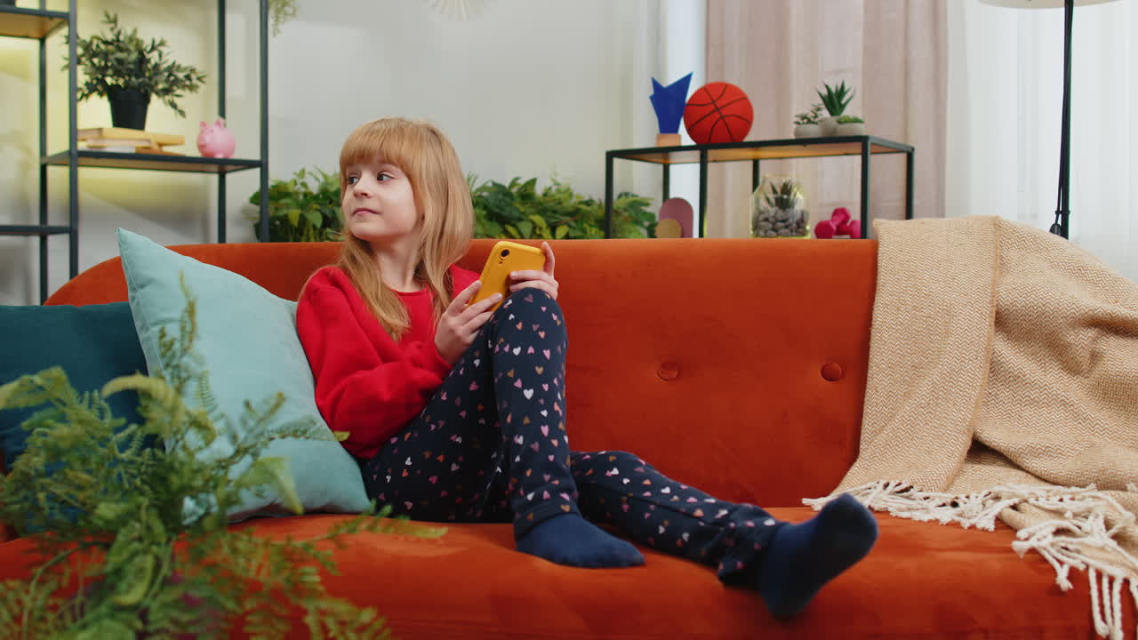 niño joven niña chica enviando mensajes de texto compartir contenido en teléfonos inteligentes aplicaciones de redes sociales en línea