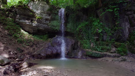 Una-Pequeña-Cascada-En-Un-Bosque