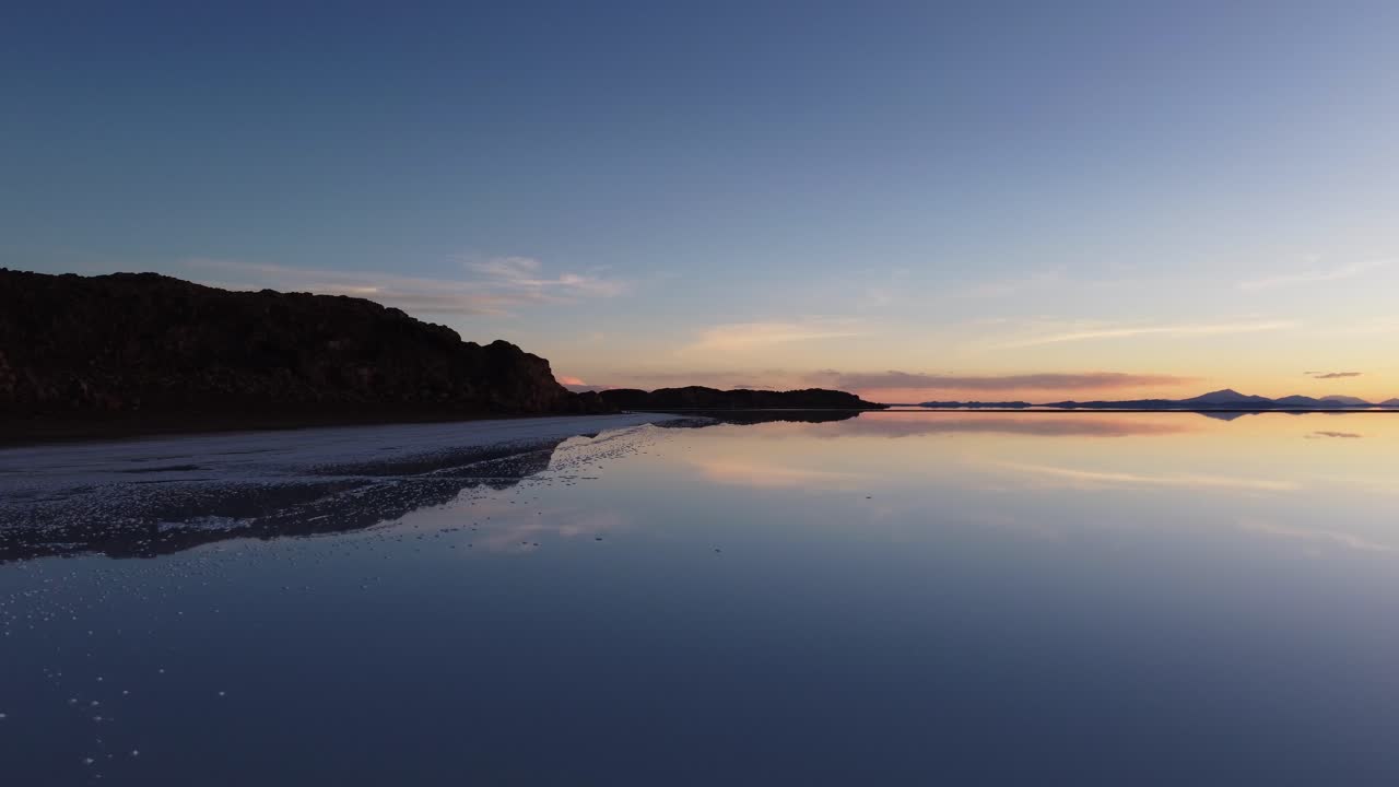 푸른 황혼 비행은 고부리비아의 우유니 소금 평평한 호수 연안을 따라 진행됩니다.