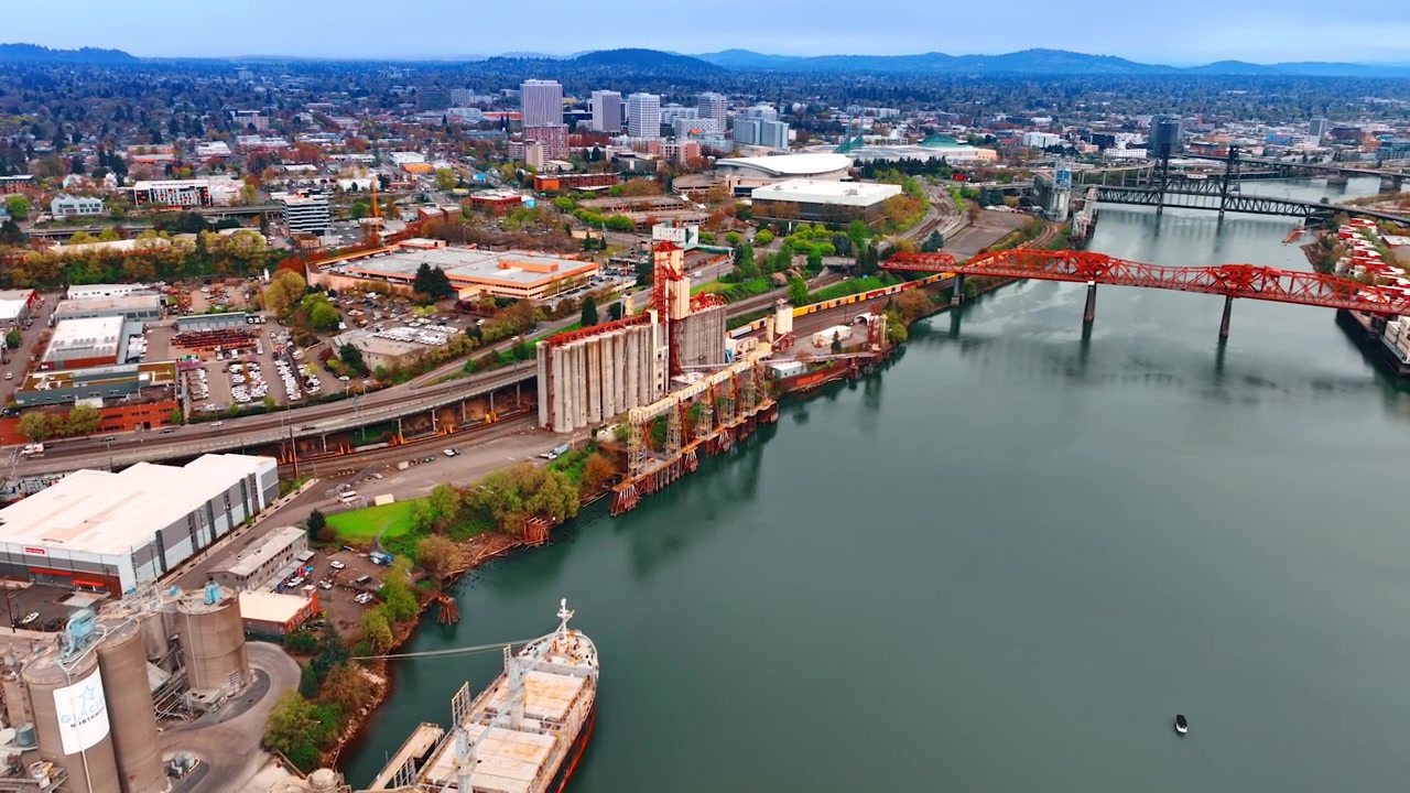 Il terminal di esportazione Temco a Portland, Oregon, Stati Uniti. Veduta aerea del porto sul fiume Willamette con alcuni ponti.