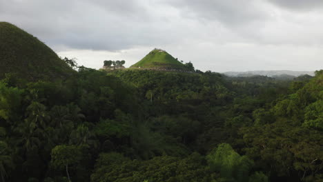 Die-Chocolate-Hills-In-Carmen,-Bohol,-Philippinen,-Aufsteigende-Luftaufnahme