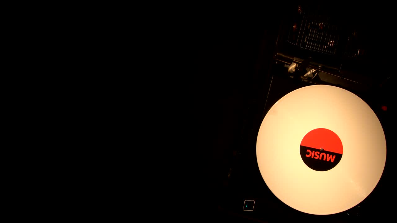 플레어에 비닐 레코드. 오래된 턴테이블에서 노래를 연주합니다.