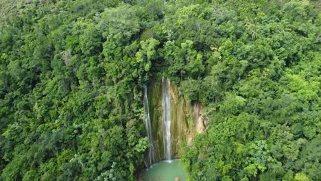 volando hacia la impresionante cascada salto limón en la exuberante vegetación de la península de samaná en la república dominicana