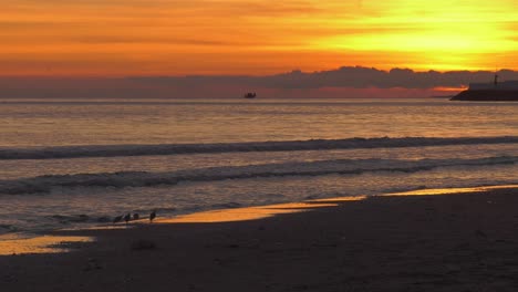 Sonnenaufgang-Am-Strand-Mit-Fischerboot-Am-Horizont