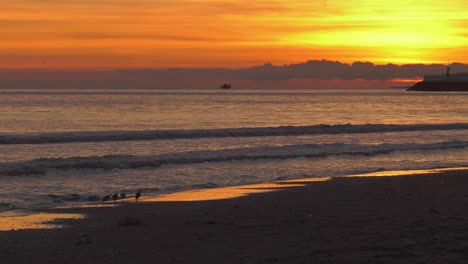 playa amanecer amanecer con barco de pesca en el horizonte