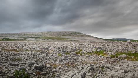 The-Burren,-Irlanda:-Time-lapse-Nublado-Del-Paisaje-De-Piedra-Caliza---Maravilla-Natural-Irlandesa