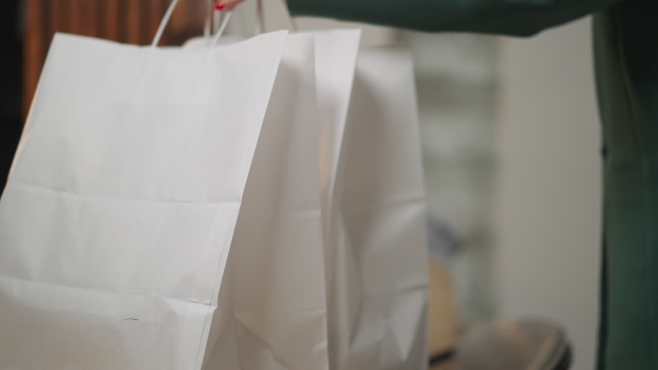 배고픈 소년은 저녁을 기다리고 테이블에 앉아 지루함을 느 ⁇ 니다.