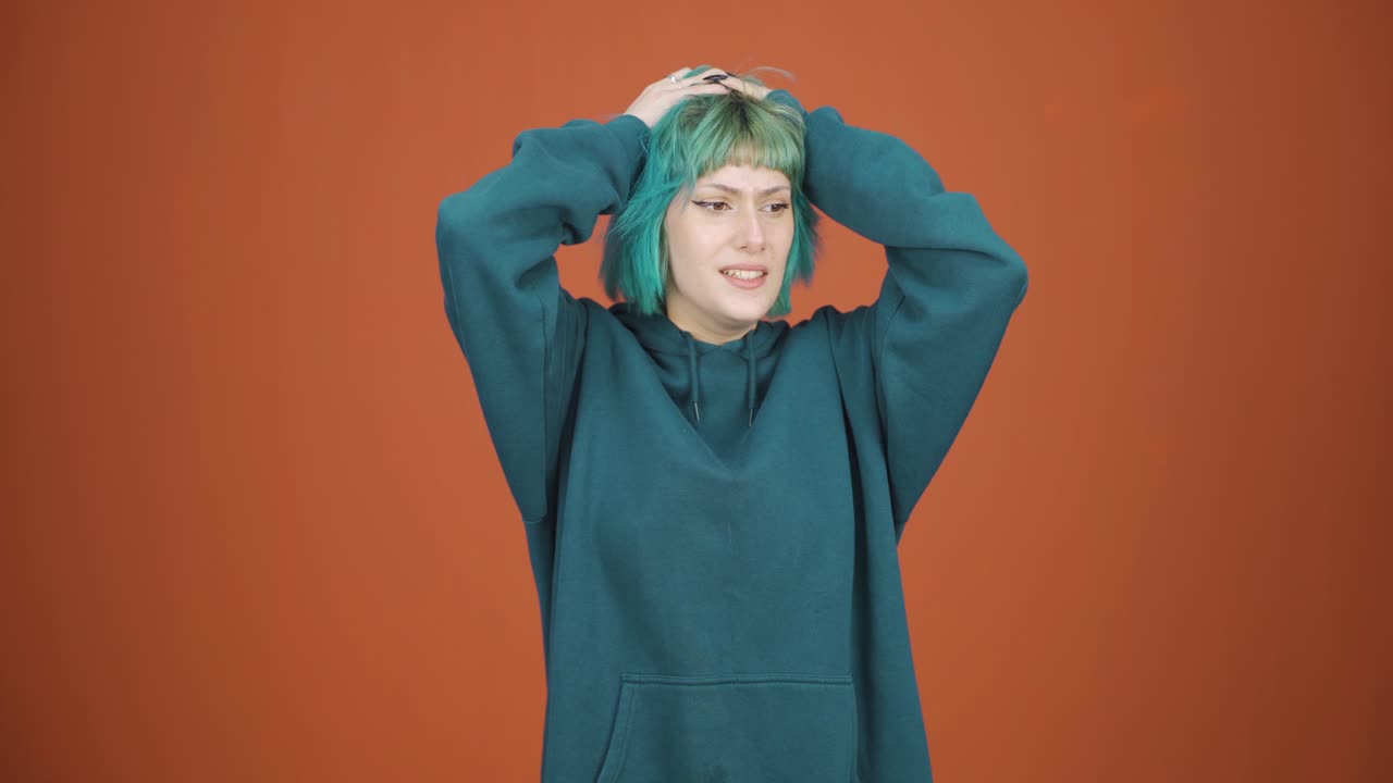 카메라 앞에서 신경 ⁇ 약을 겪는 젊은 여성.