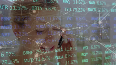 animación de procesamiento de datos y red de conexiones sobre mujer de negocios caucásica.
