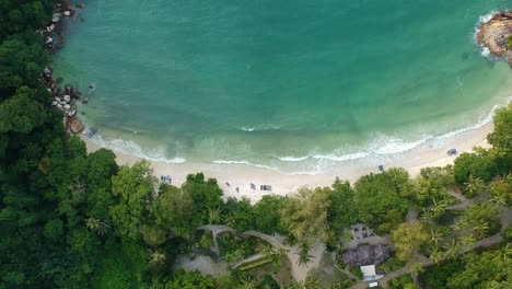 Vista-Aérea-Que-Se-Eleva-Sobre-Una-Hermosa-Playa-Con-Agua-Turquesa-Entre-Una-Bahía-En-Un-Resort-En-La-Isla-Pangkor-En-El-Oeste-De-Malasia