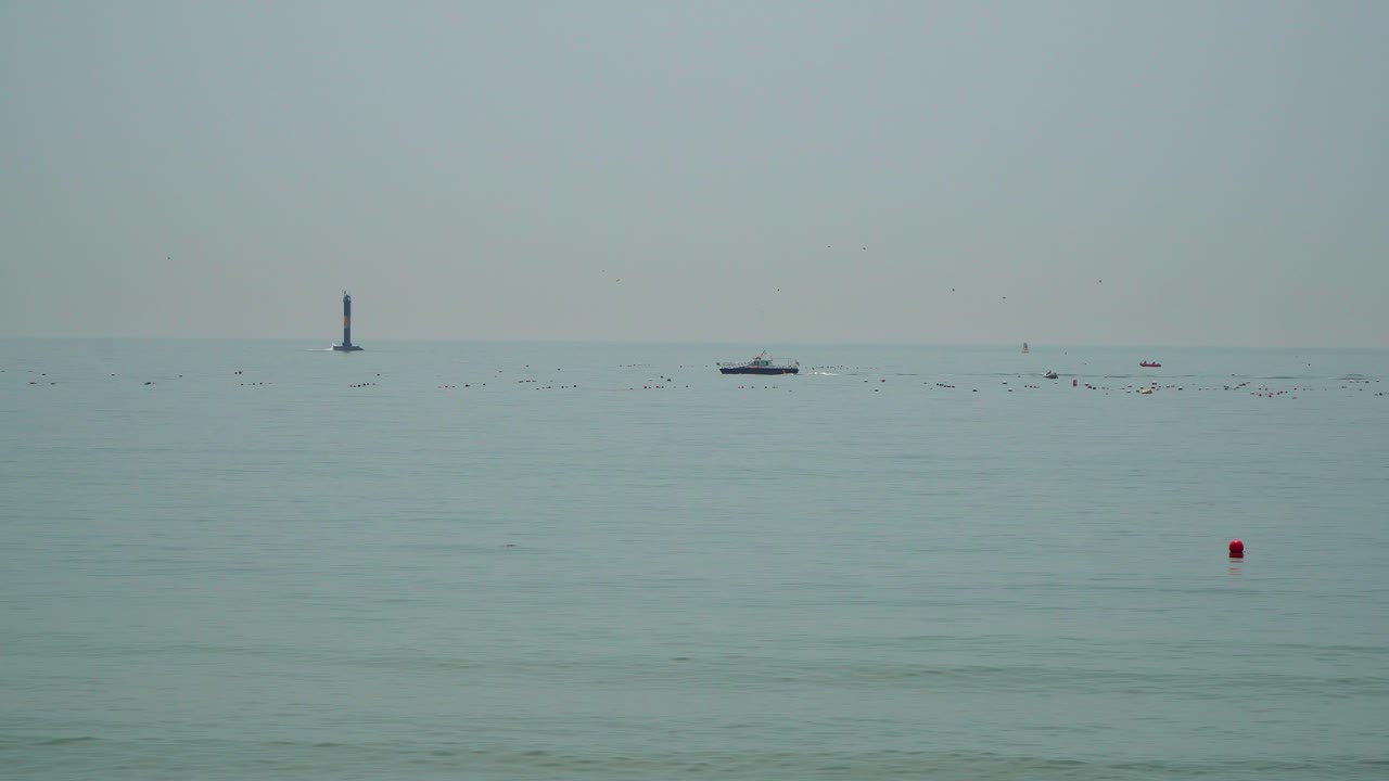 한국 부산 송정해수욕장을 항해하는 배