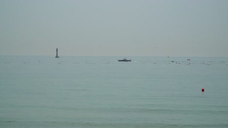 Barco-Navegando-Por-La-Playa-De-Songjeong-En-Busan,-Corea-Del-Sur