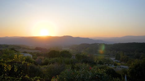 Sonnenuntergang-In-Einem-Kleinen-Französischen-Dorf-Auf-Dem-Land-In-Zeitlupe-Im-Sommer-Mit-Hügeln-Und-Wald