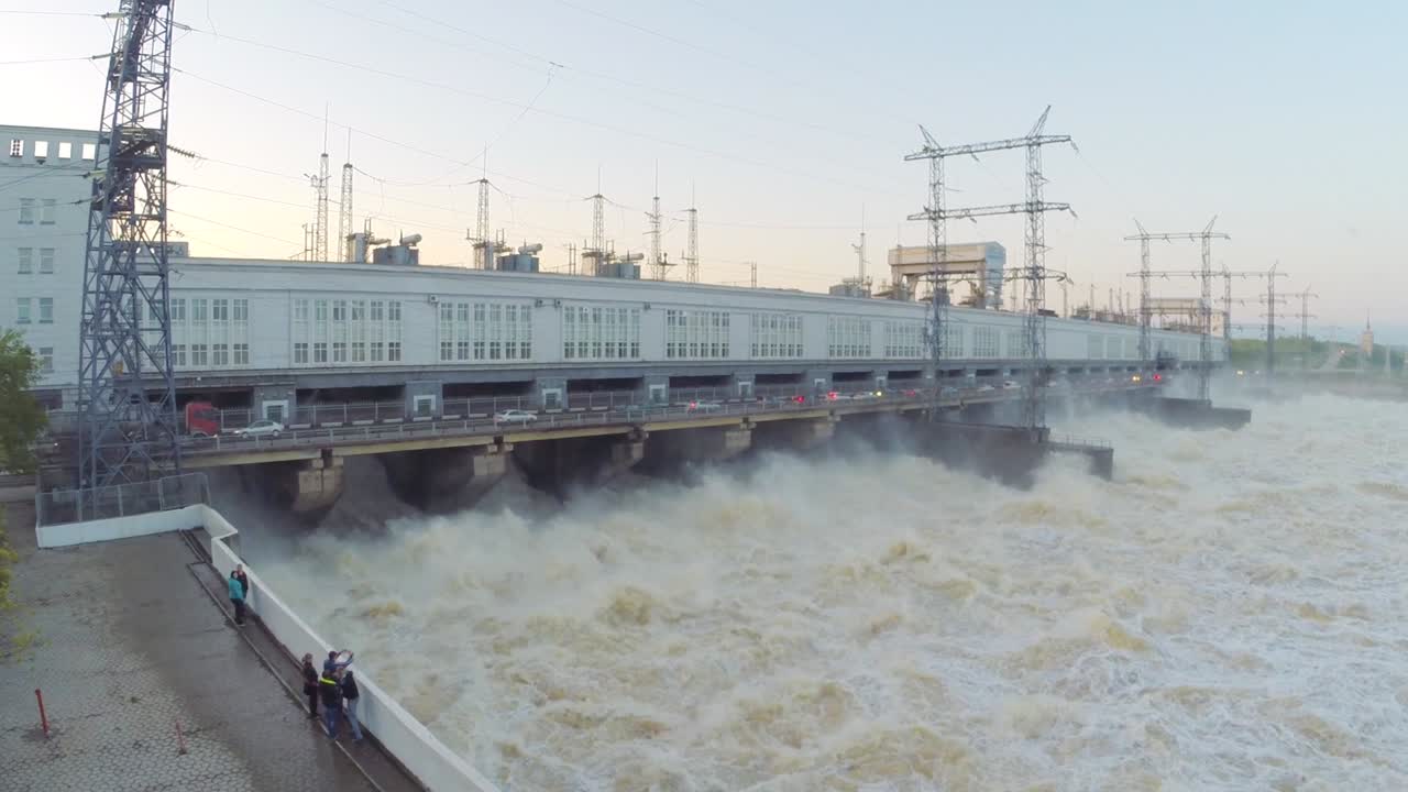 수력 발전소에서 높은 물