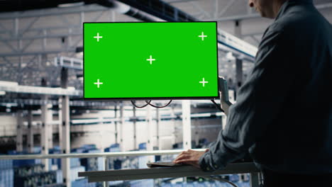 it expert monitors server farm activity using green screen workstation