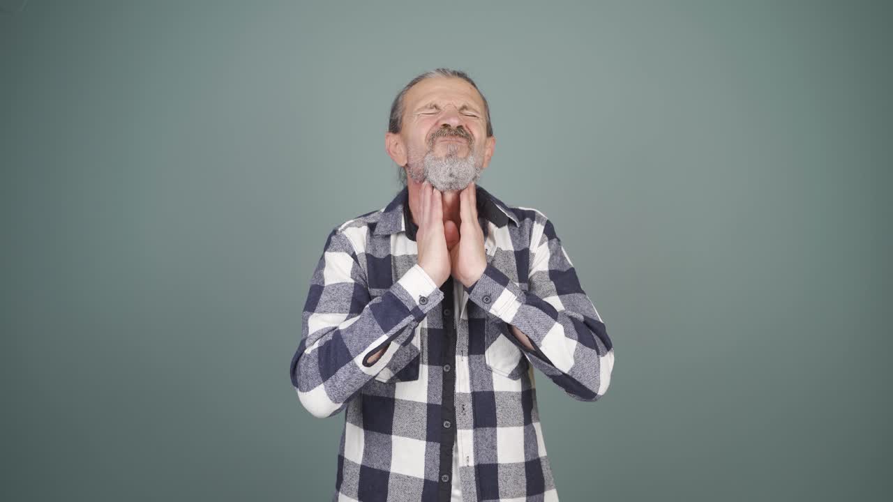 목이 아픈 남자.