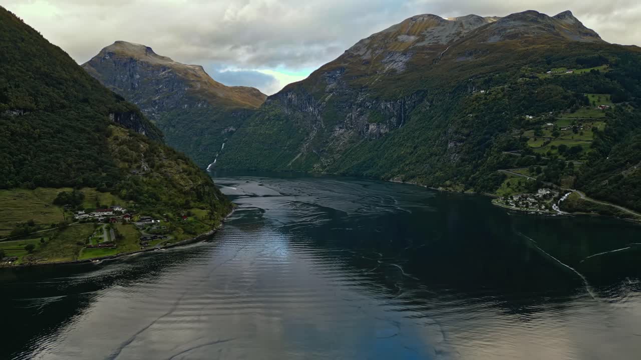 Luftaufnahme über das Dorf Geiranger am Ende des Geirangerfjords, Norwegen.