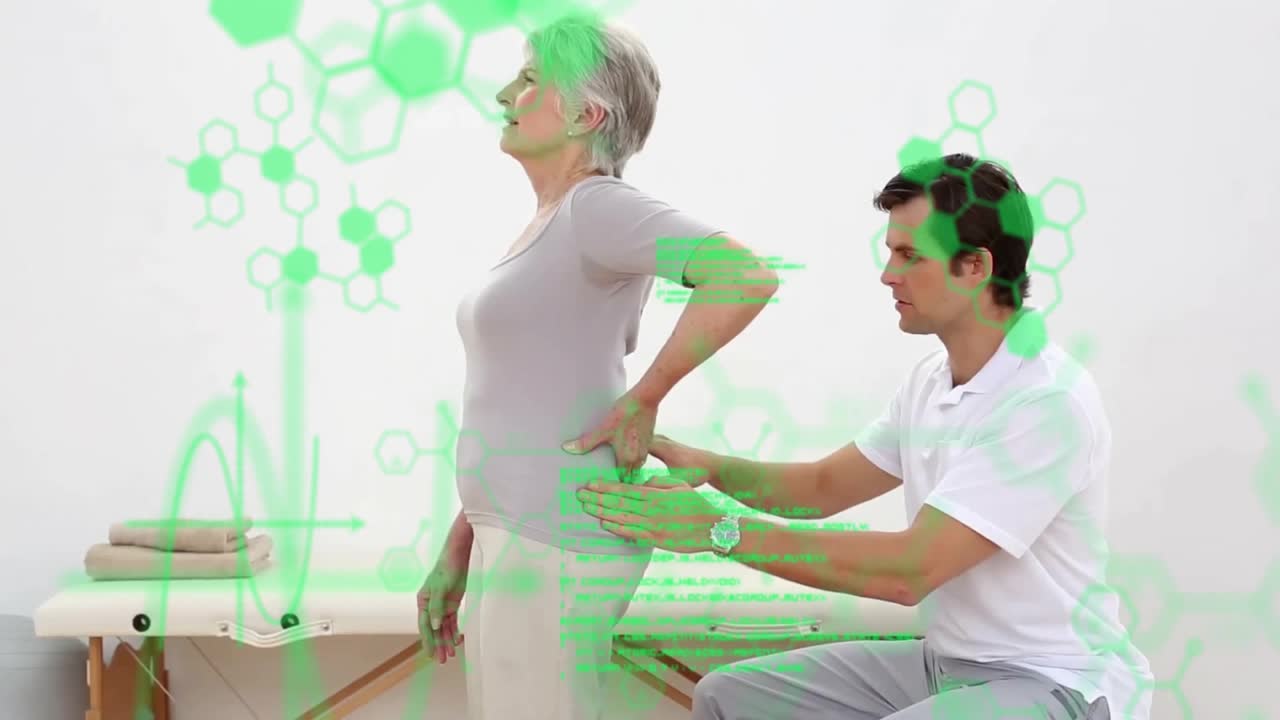 Paciente recebendo exame de costas de terapeuta ao lado da mesa de terapia, com gráfico hexagonal de dados de saúde flutuantes.