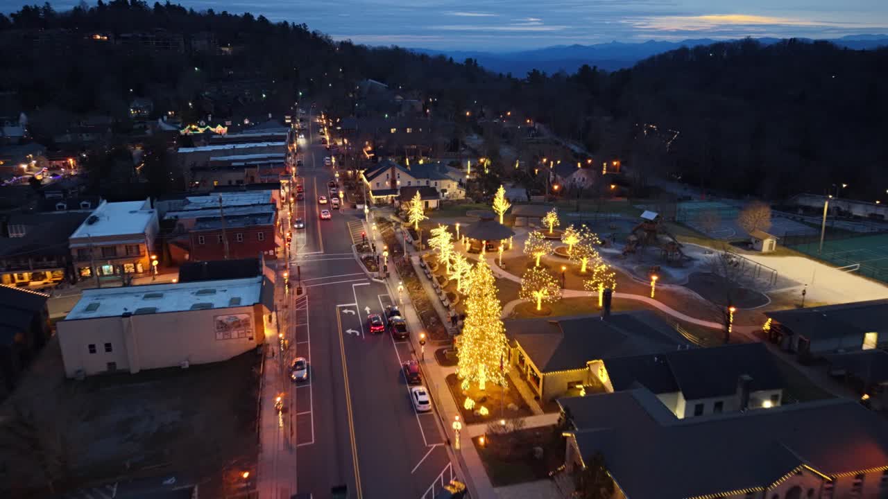 노스캐롤라이나주 블로잉 록 NC 시내 상공에서 촬영한 항공 푸시인 영상