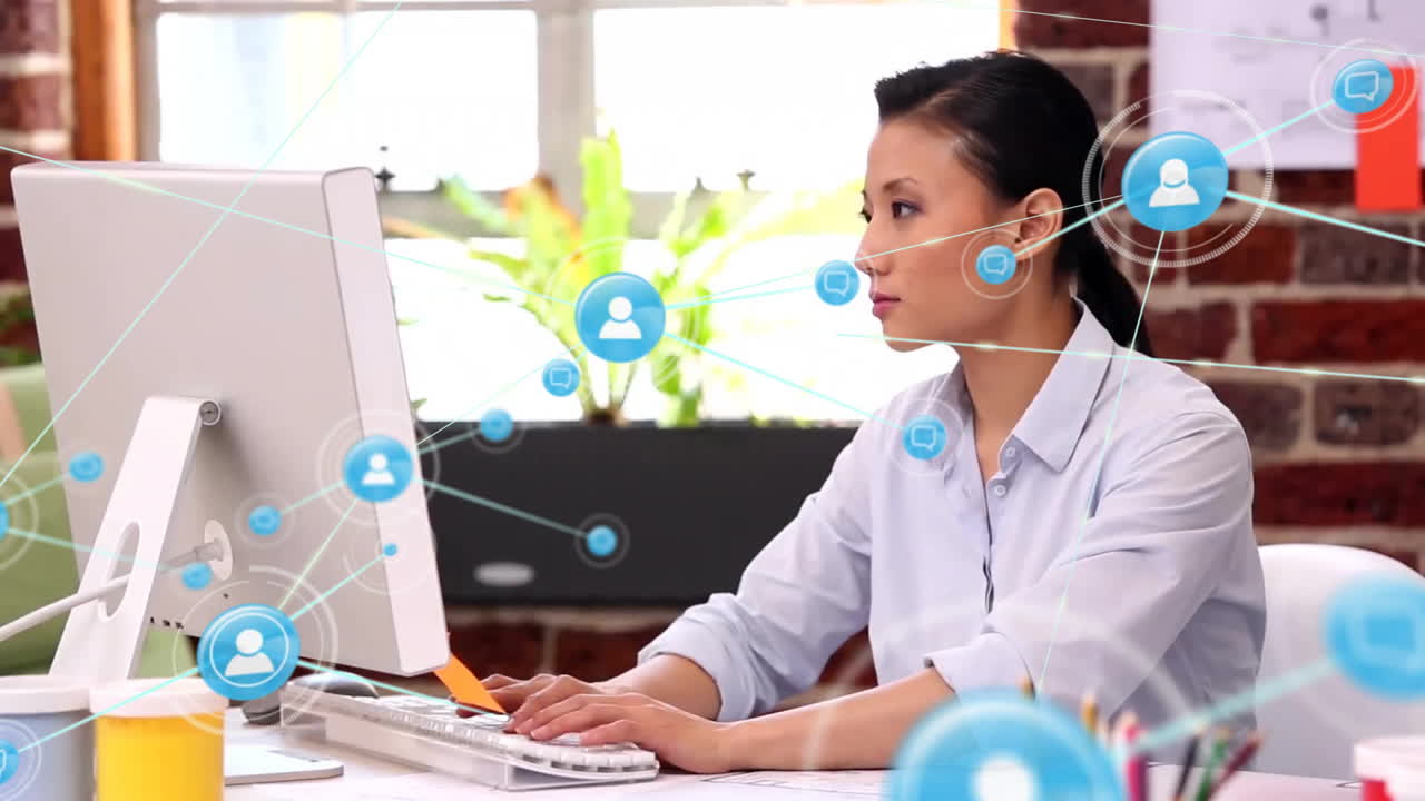 animación de la red de conexiones con iconos sobre mujer de negocios asiática usando computadora