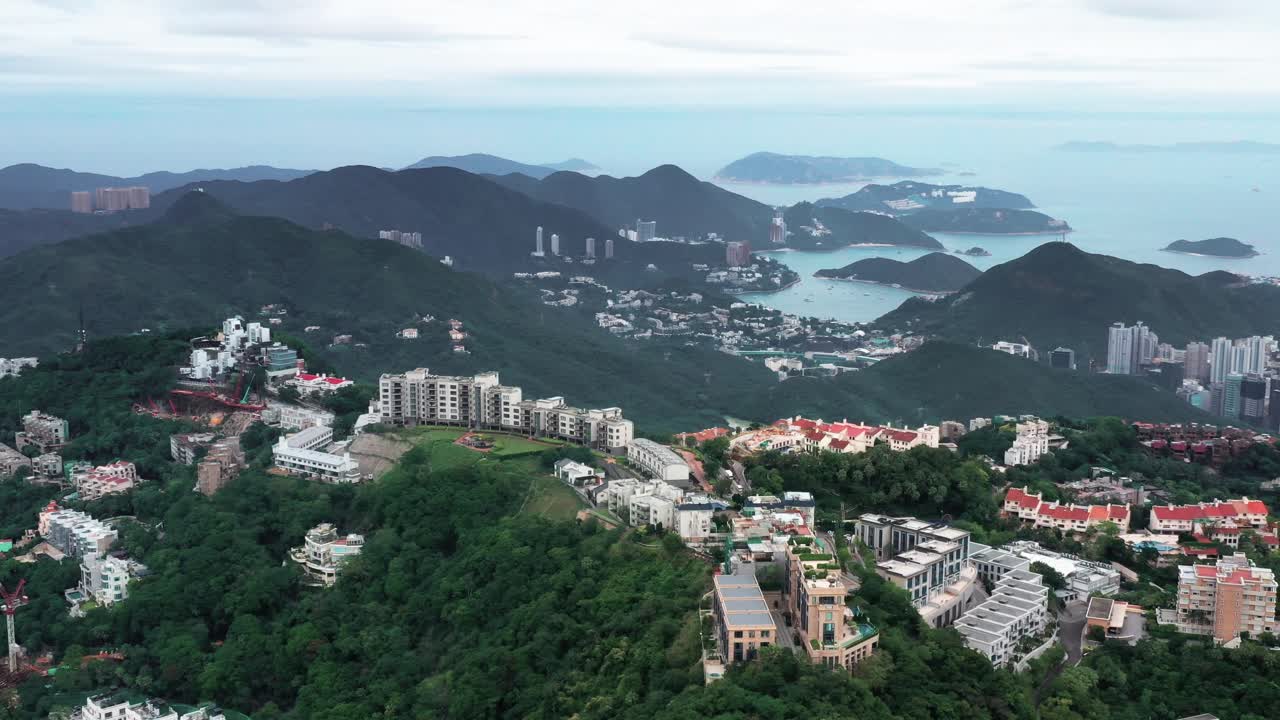 vista aérea de gran angular a la ciudad de hong kong desde el pico