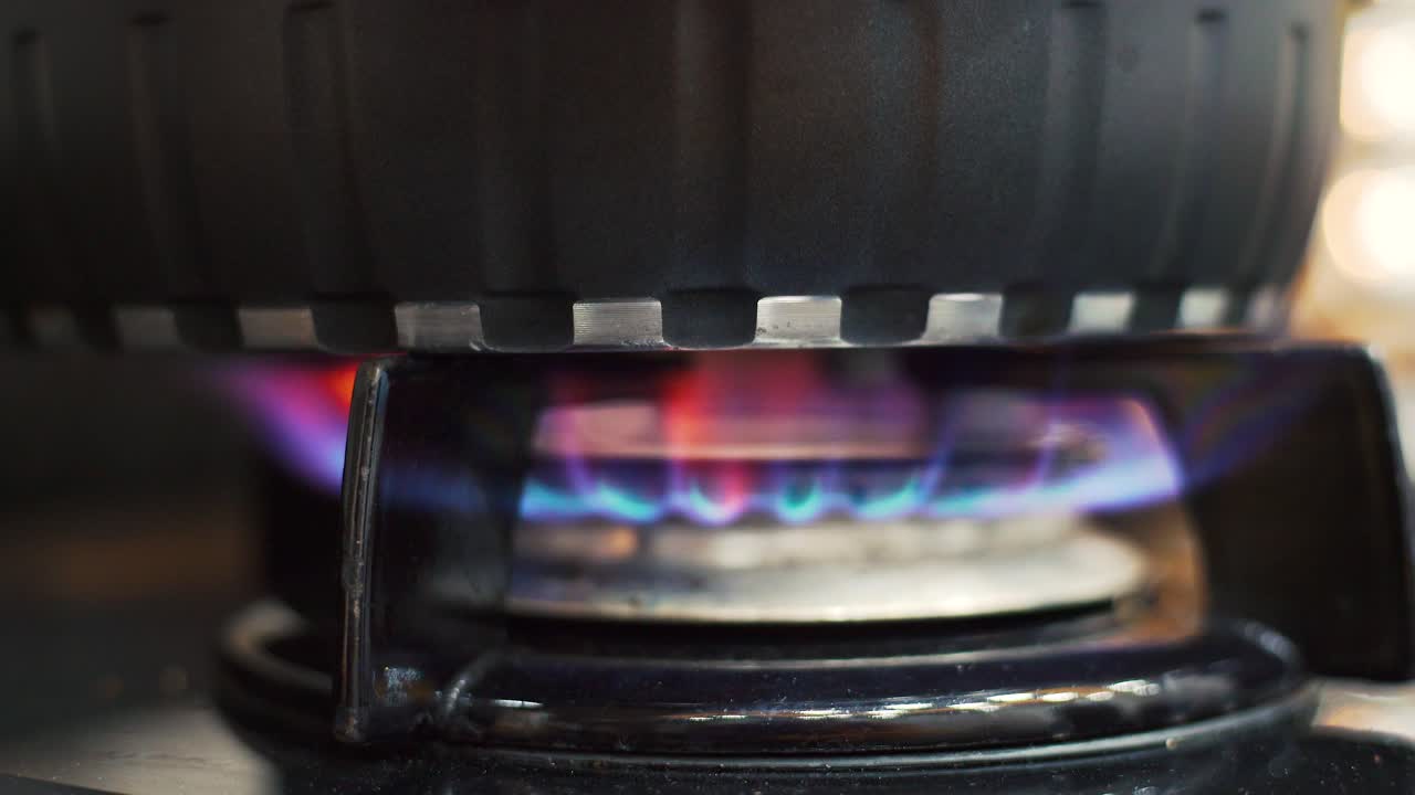 голубое пламя от печи, чтобы приготовить измельченную курицу