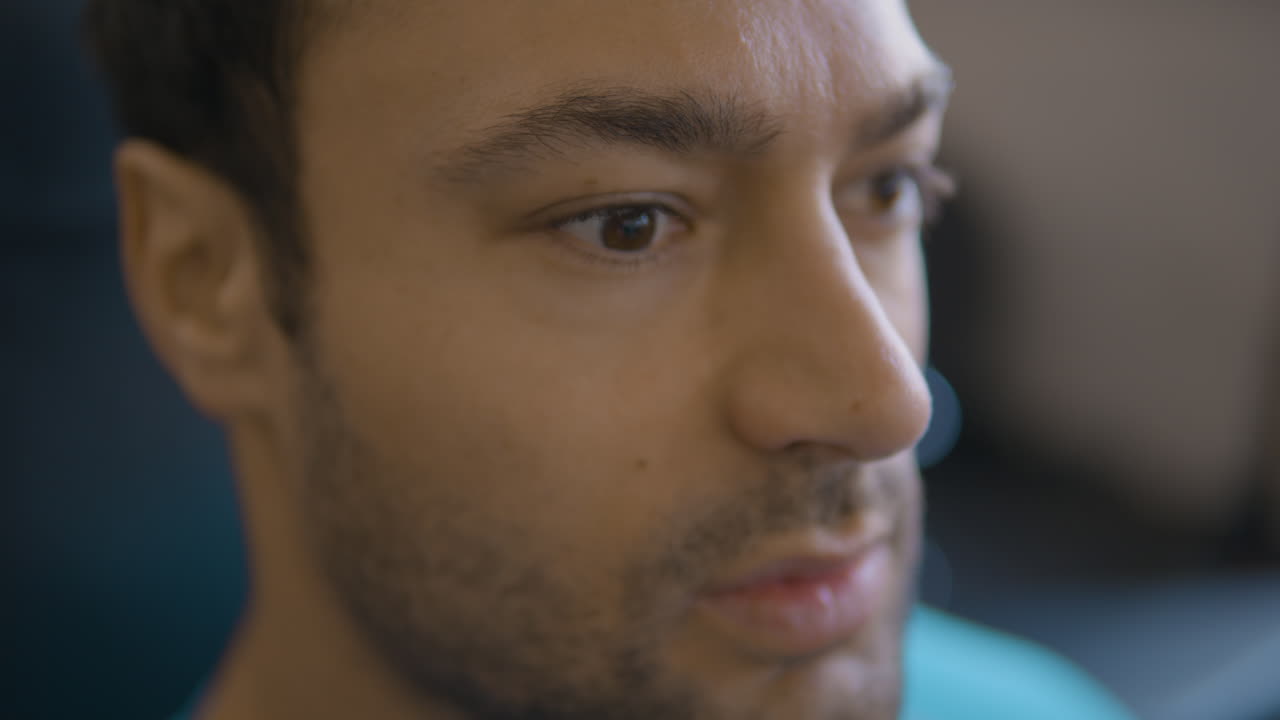 ojos de cerca de un hombre en forma barbudo respirando fuertemente en el gimnasio después del entrenamiento