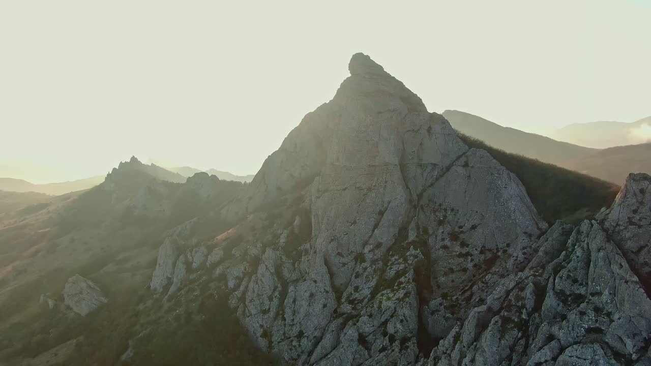 volando intorno alla vetta della montagna a causa della quale i raggi del sole sbirciano e nel futuro si possono vedere le montagne lontane