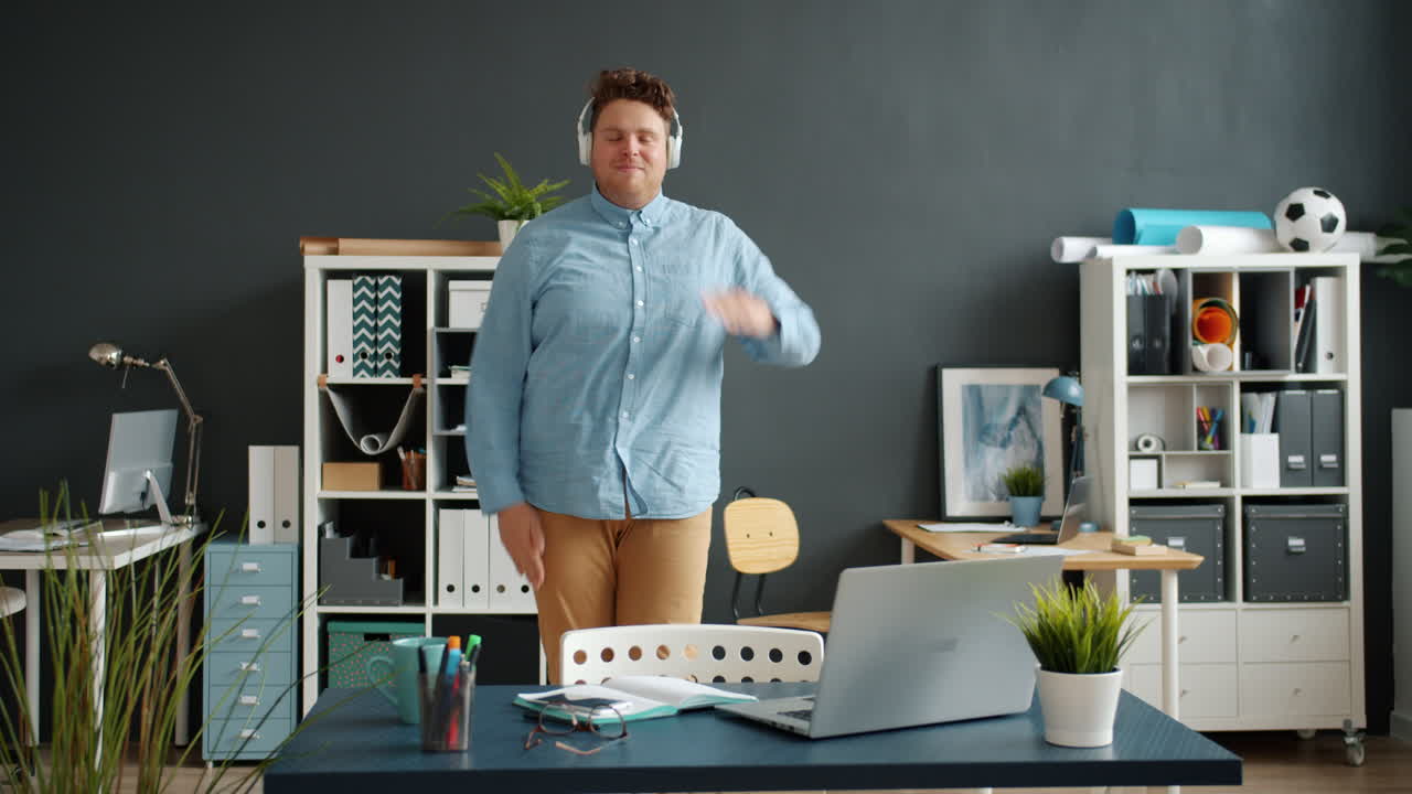 Uomo che balla in ufficio