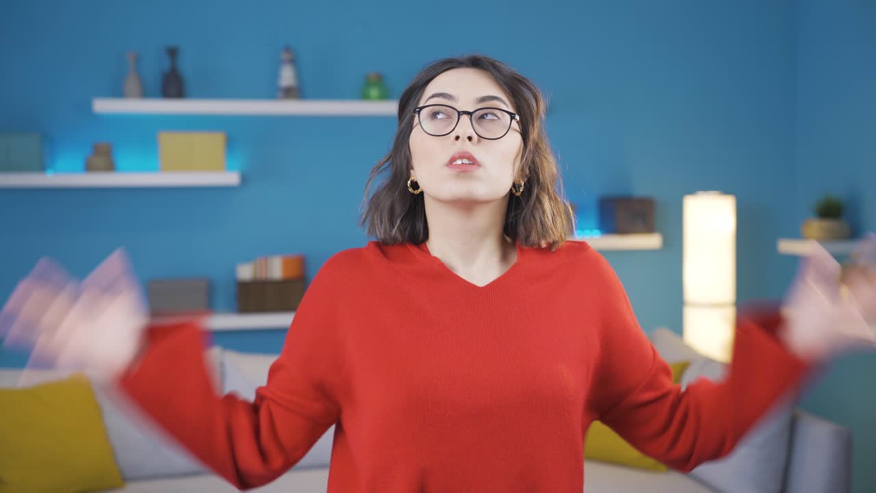 mujer joven aburrida y aburrida inquieto en casa.